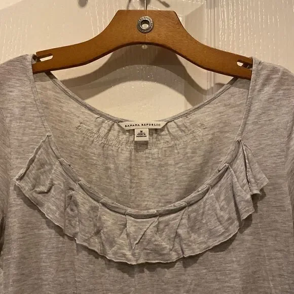 Banana Republic Women’s Short Sleeve Tshirt Ruffle Size Medium VGUC - Picture 2 of 8